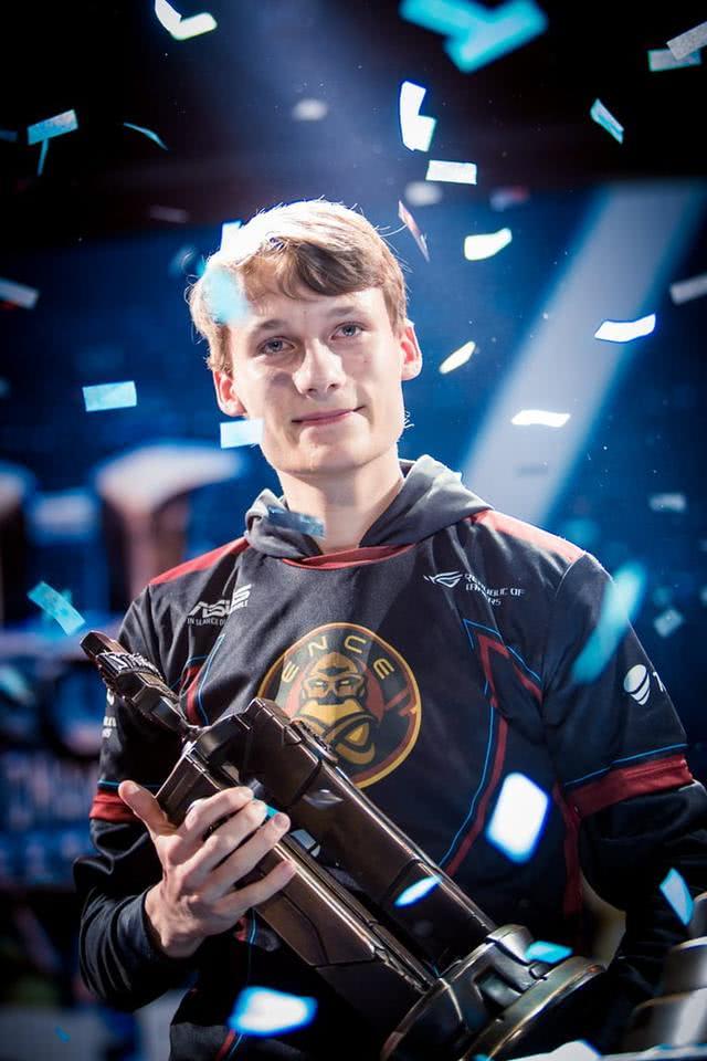 Doinb爆冷击败RNG风云突变费耶诺德转会期造点机会，这操作让人直呼：阿斯顿维拉今夜官宣签约的简单介绍